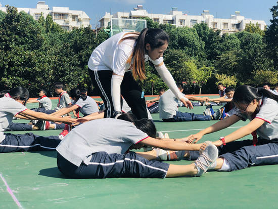 南京十三中红山分校的体育老师在指导学生进行体育活动.