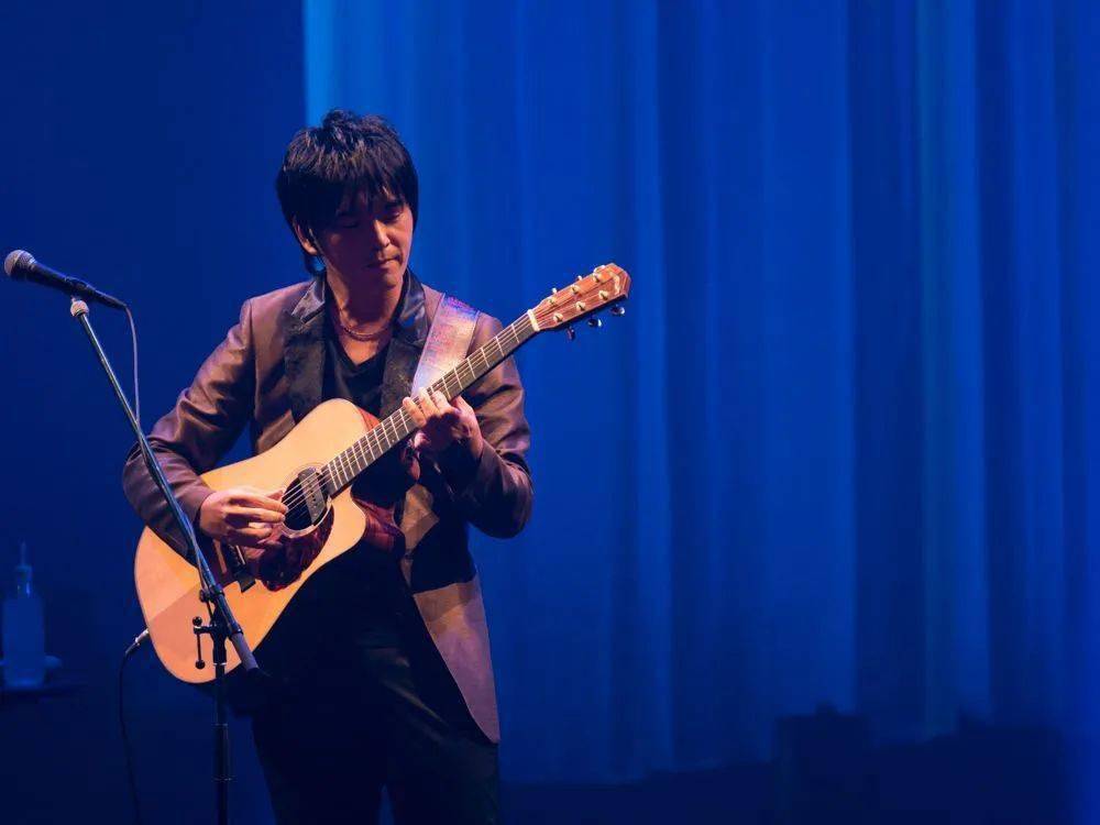 押尾光太郎从十几岁时开始弹奏吉他,二十多岁时在东京跟冈崎伦典学了