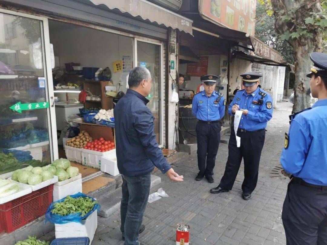 华体会体育app-
迎进博 营造整洁有序街面情况 嘉定城管在行动(图1)