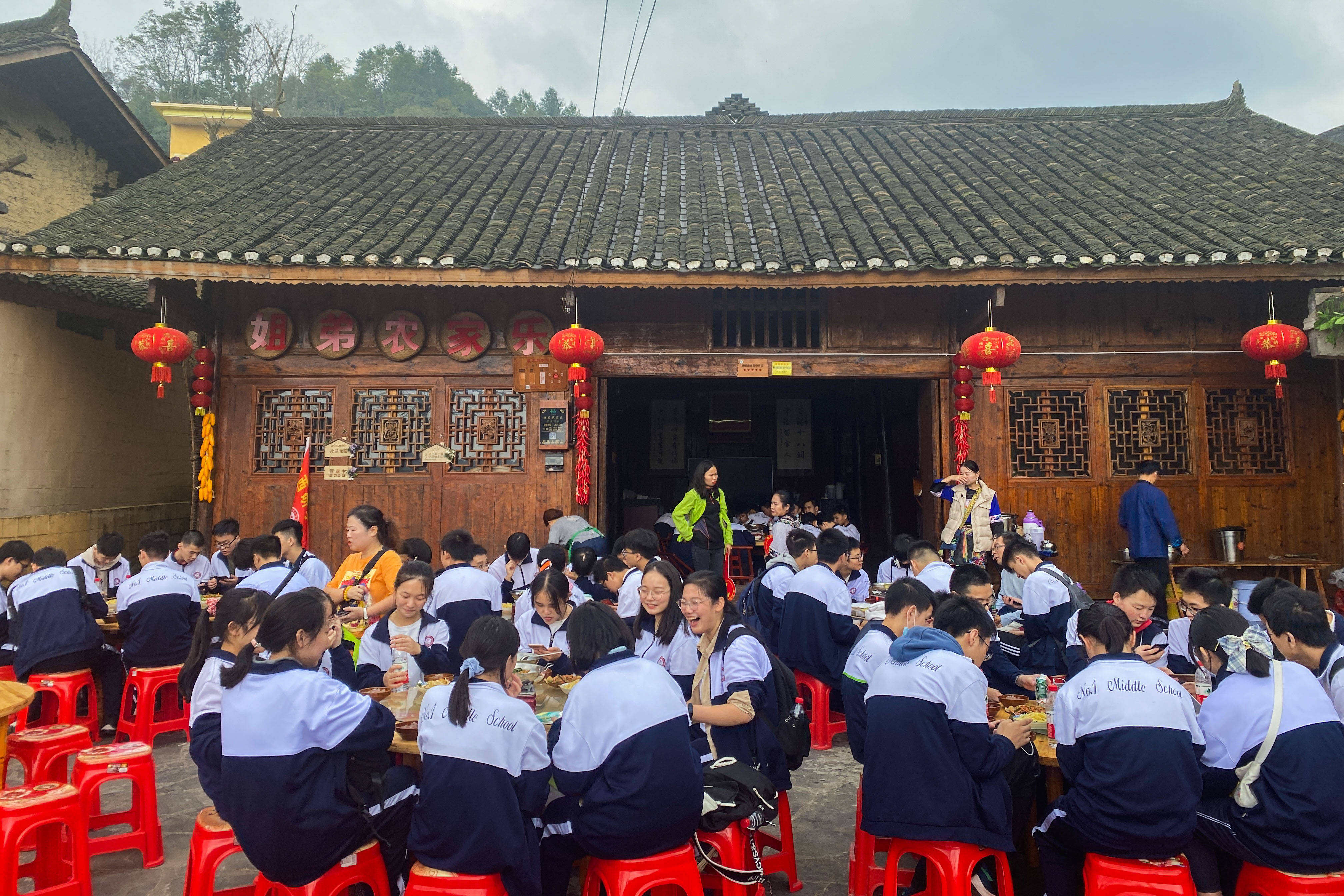 10月12日,游客在施进兰一家开办的农家乐用餐.