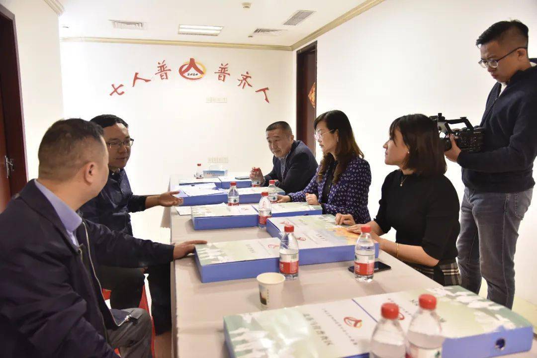 领导慰问人口普查工作(3)