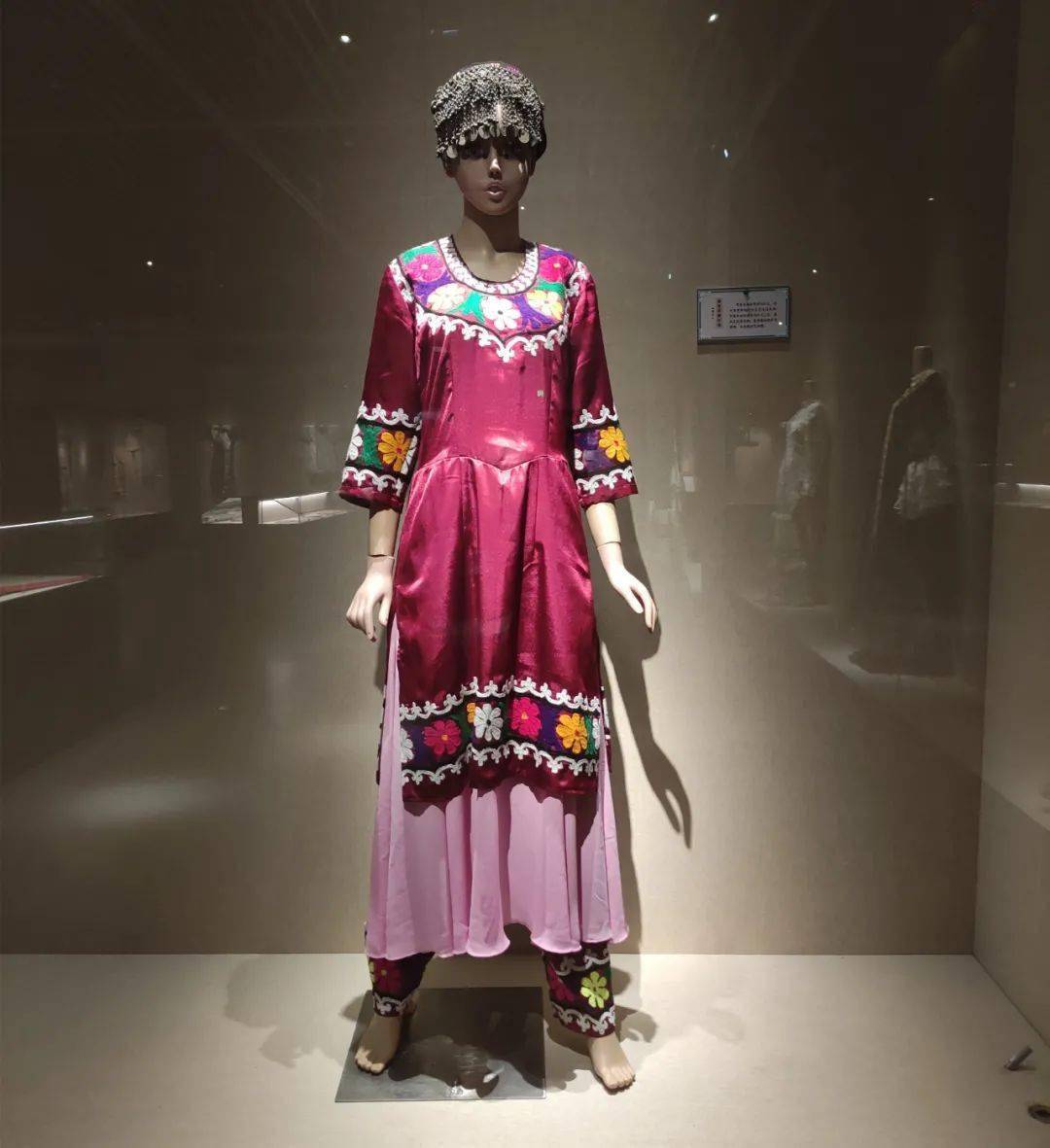 以农业为主的民族服饰融合了南方民族服饰的一些特点,服装有上衣下裳