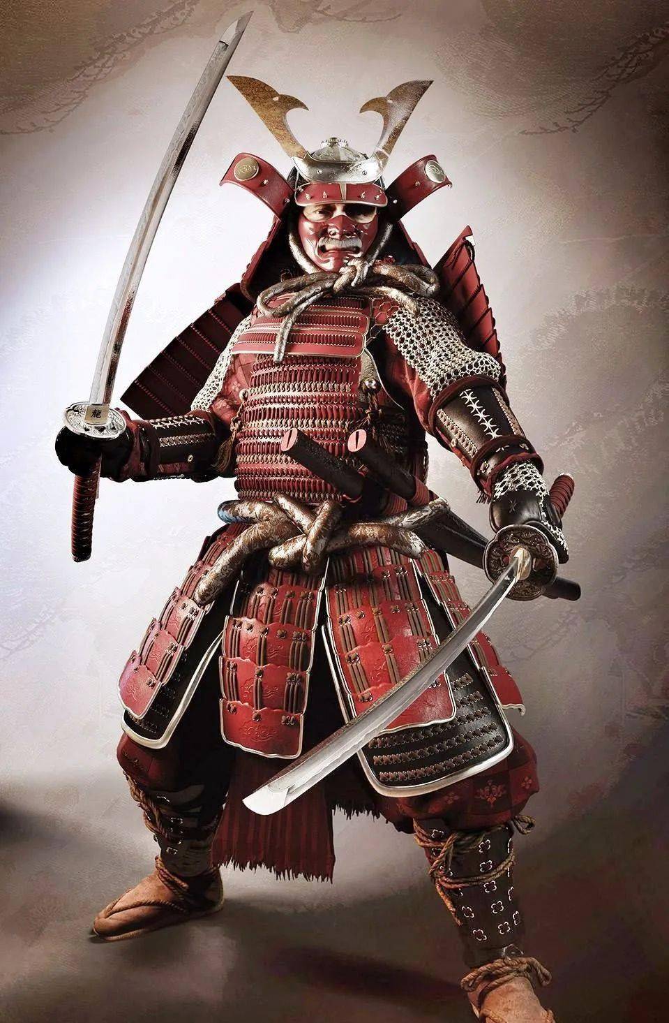 只见一个手持日本武士刀,身着中世纪武士服(samurai)的"鬼"正追向人们