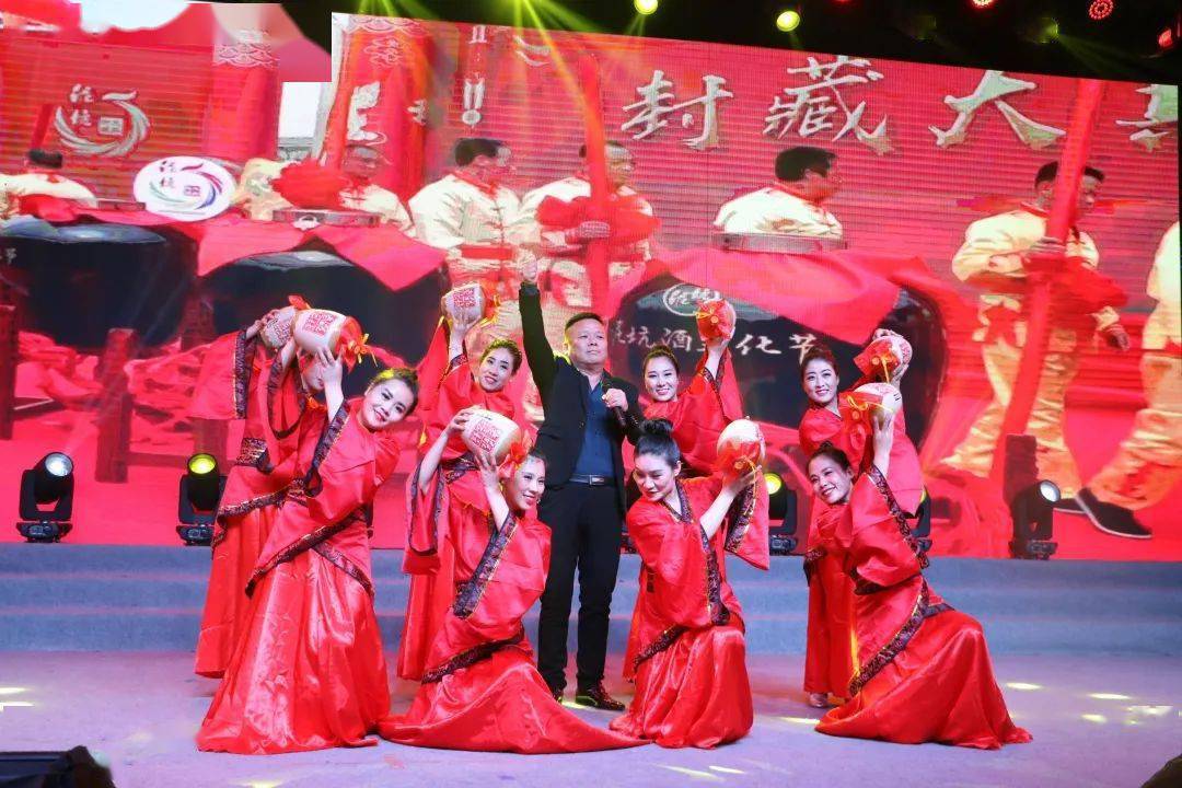 "主题演出在"品味邢襄" 2020邢台市金秋美食文化节现场 双人酒礼表演
