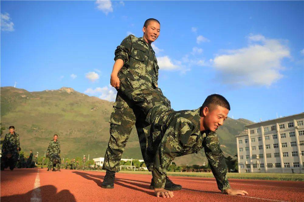 一组美图,感受新兵体能训练的苦与乐