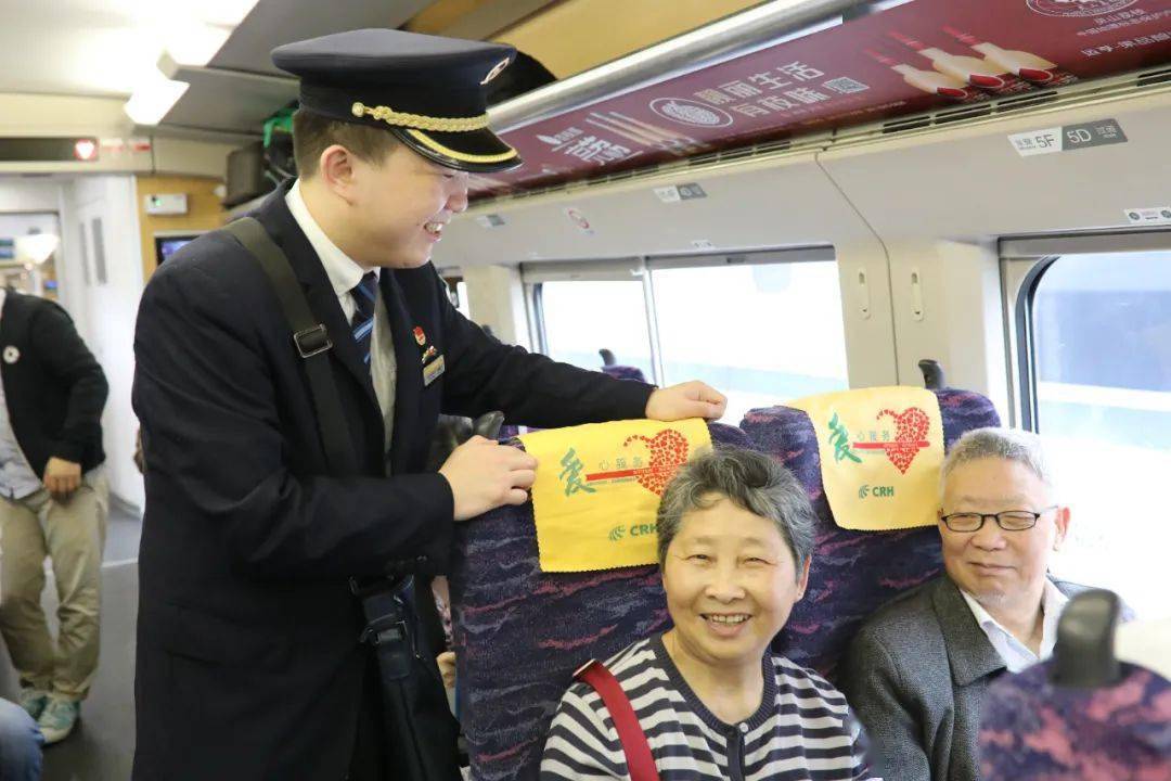 列车上为老,幼,病,残,孕等重点旅客准备有专属爱心头枕片.