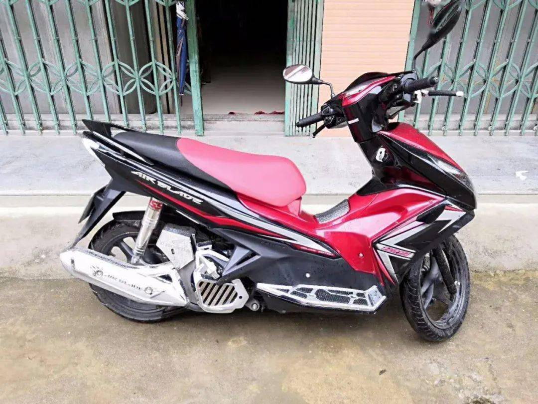 二手葵潭内转手一辆2015年的泰国弯刀摩托车