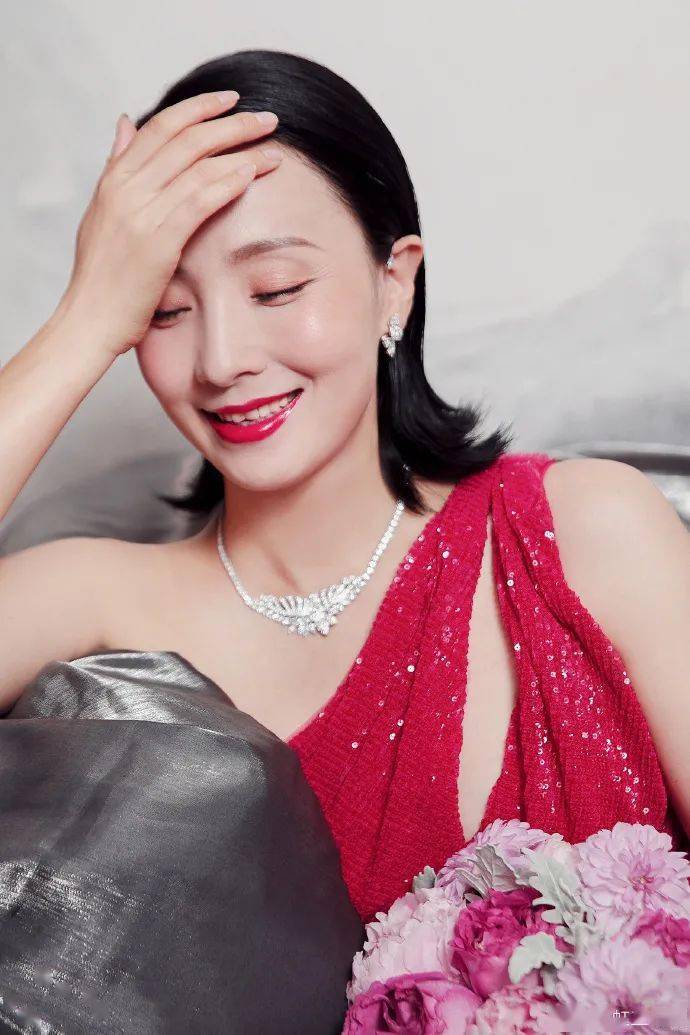 肌肤|小陶虹的优雅，上到眉眼下到指尖