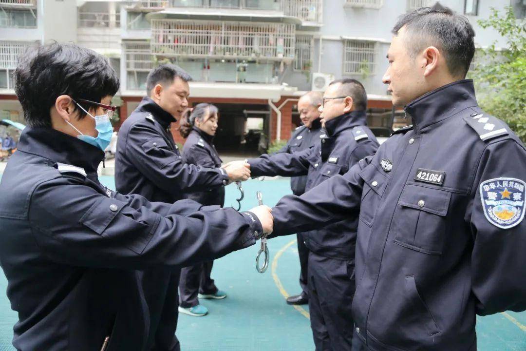 并针对手铐,警绳,警棍使用方法以及擒敌拳,擒敌技能的理论学习和实战