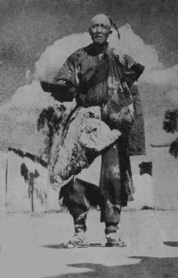 了破庙,似乎变得疯癫起来,嘴里嘟嘟噜噜念个不休"扛活(即打工)受人欺