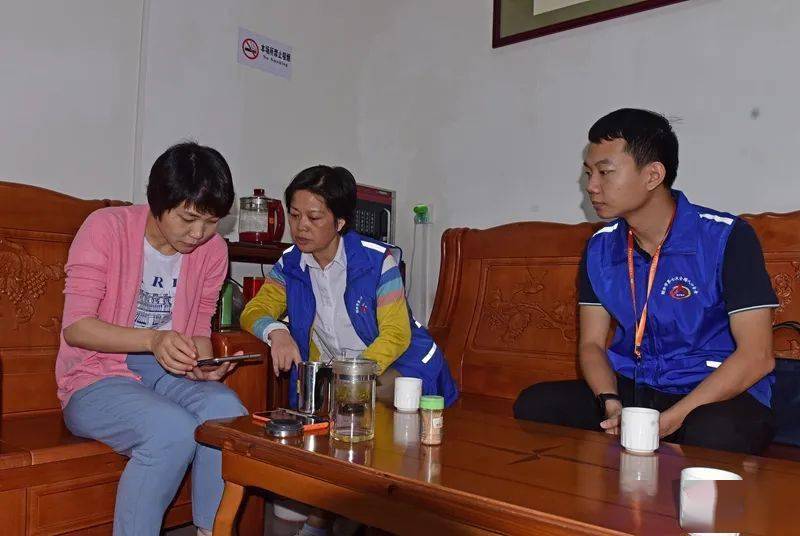 人口普查员是社工吗_社工上门人口调查(2)