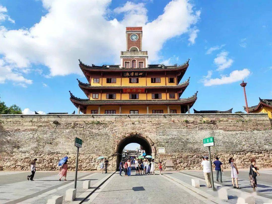 青岛和郑州经济总量_青岛经济职业学校(3)