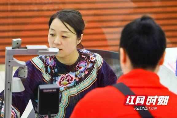 支行|湘西这家银行员工身穿苗装上岗 体现民族特色