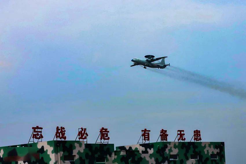 10 寸土必争，寸海不让首战用我，用我必胜海军航空兵加油！来源：