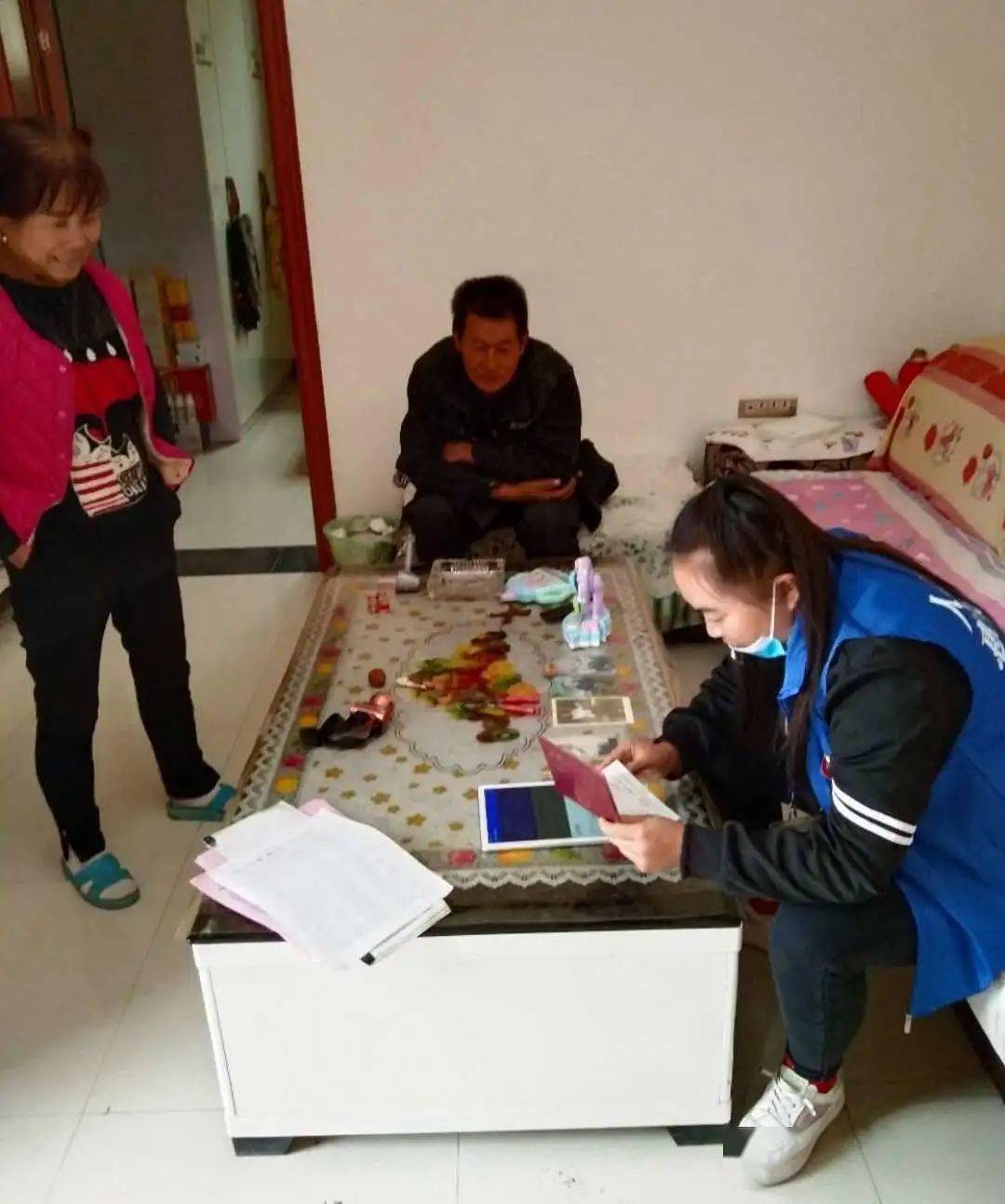 疫情中的人口普查员_疫情火车站人口图片