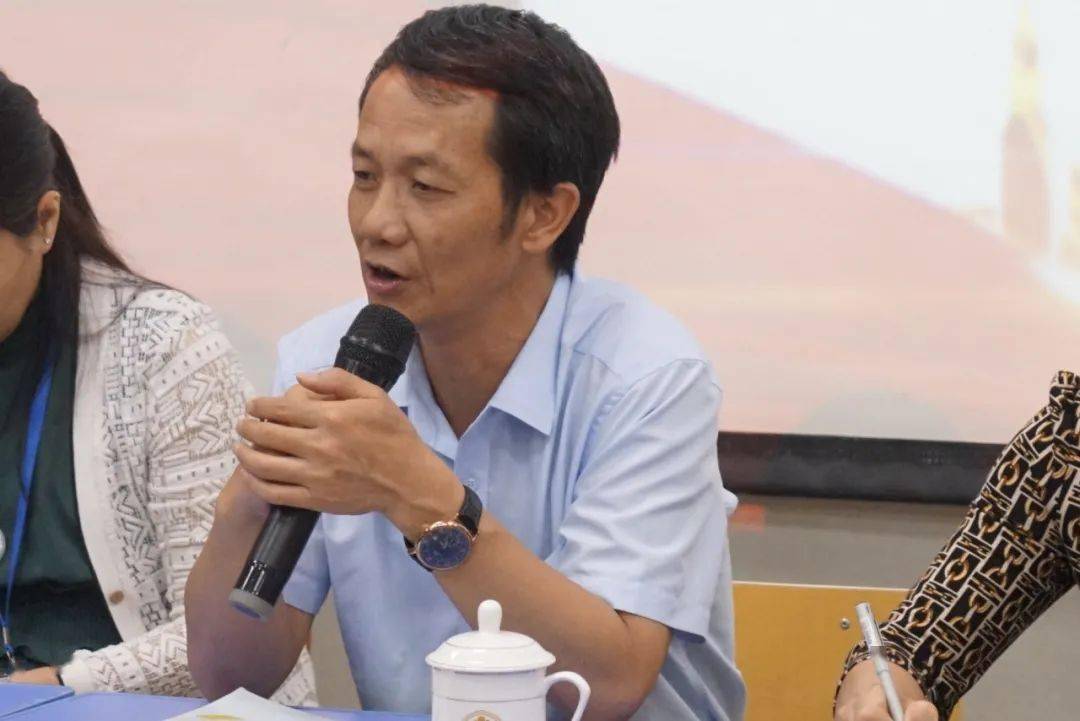 会上,陈维荣校长详细地向老同志们汇报了学校近期的工作情况,取得的