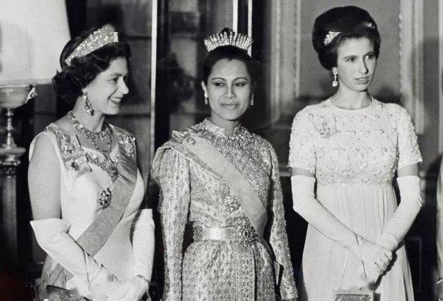 珠宝|18岁封后，50岁出轨？珠宝堆成山，还是留不住她的心……