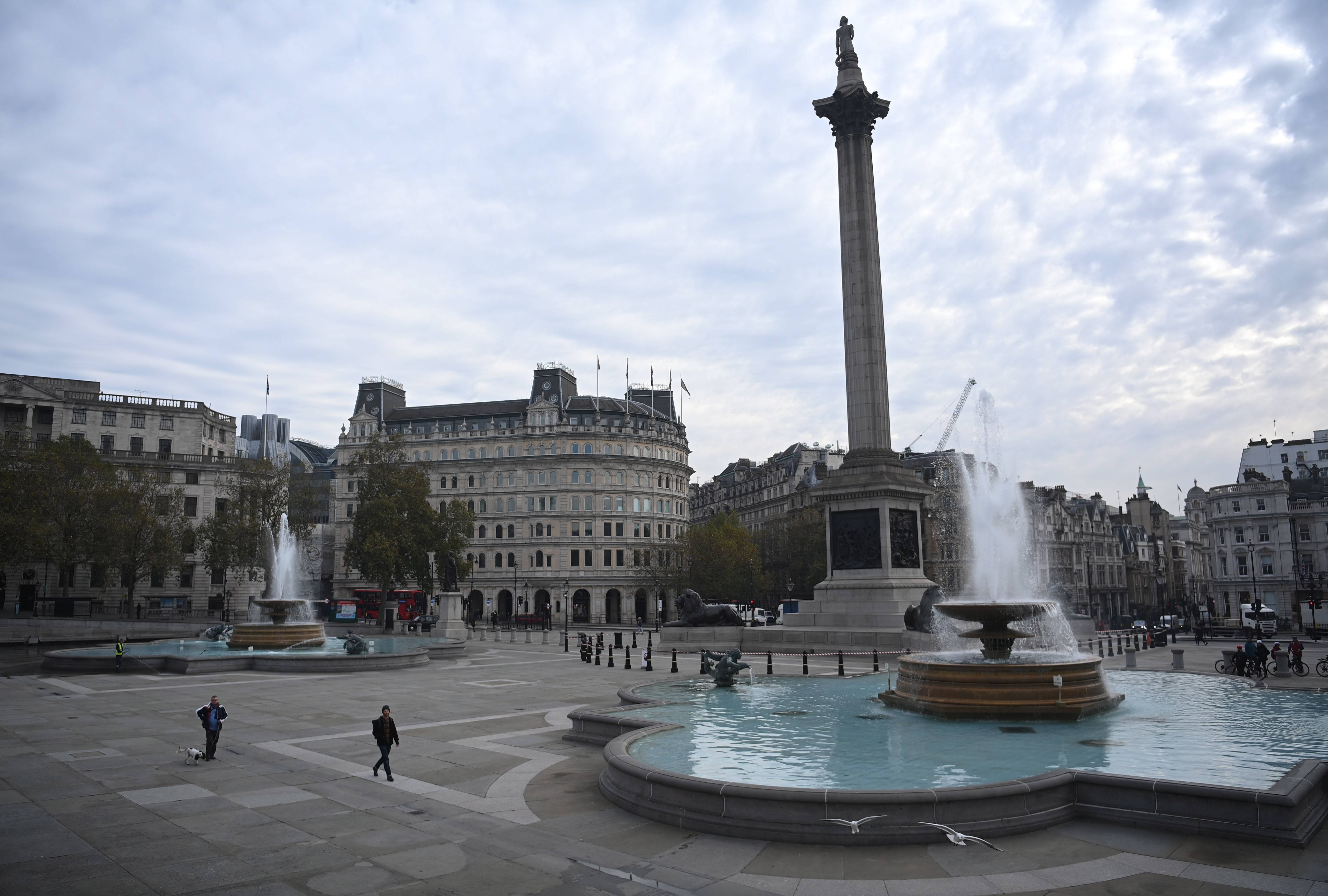 这是11月6日在英国伦敦拍摄的行人稀少的特拉法尔加广场.