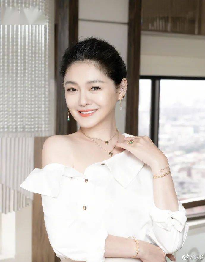 女神|#大S瘦了#再上热搜，素颜出镜，重回杉菜时代！女神美得气场十足！