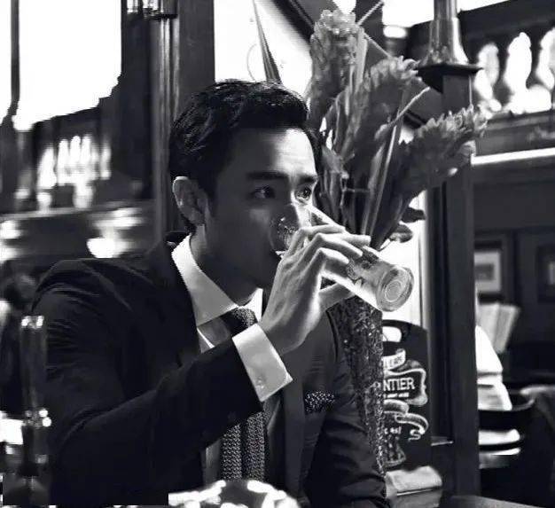 异性缘很好的浪漫型男人,他们的眼神是一张网