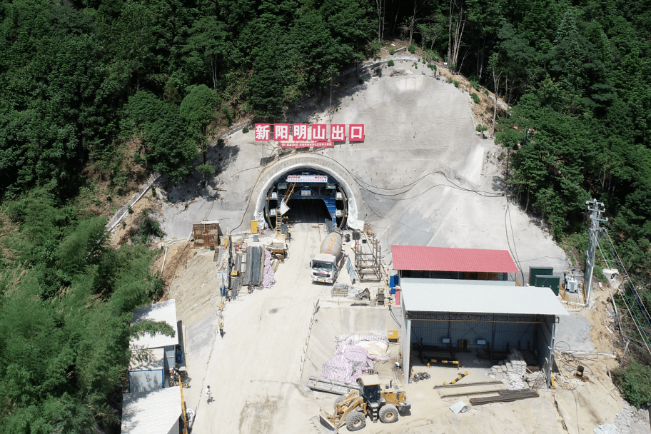 会址站引出,随即穿越阳明山,形成龙龙铁路"第一隧道"——新阳明山隧道