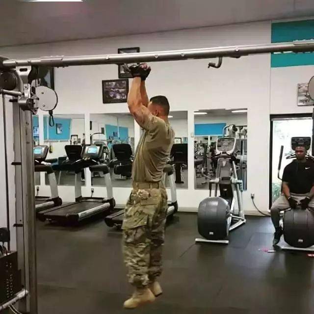 健身|美国大兵变态的肌肉训练，看完大写的服......