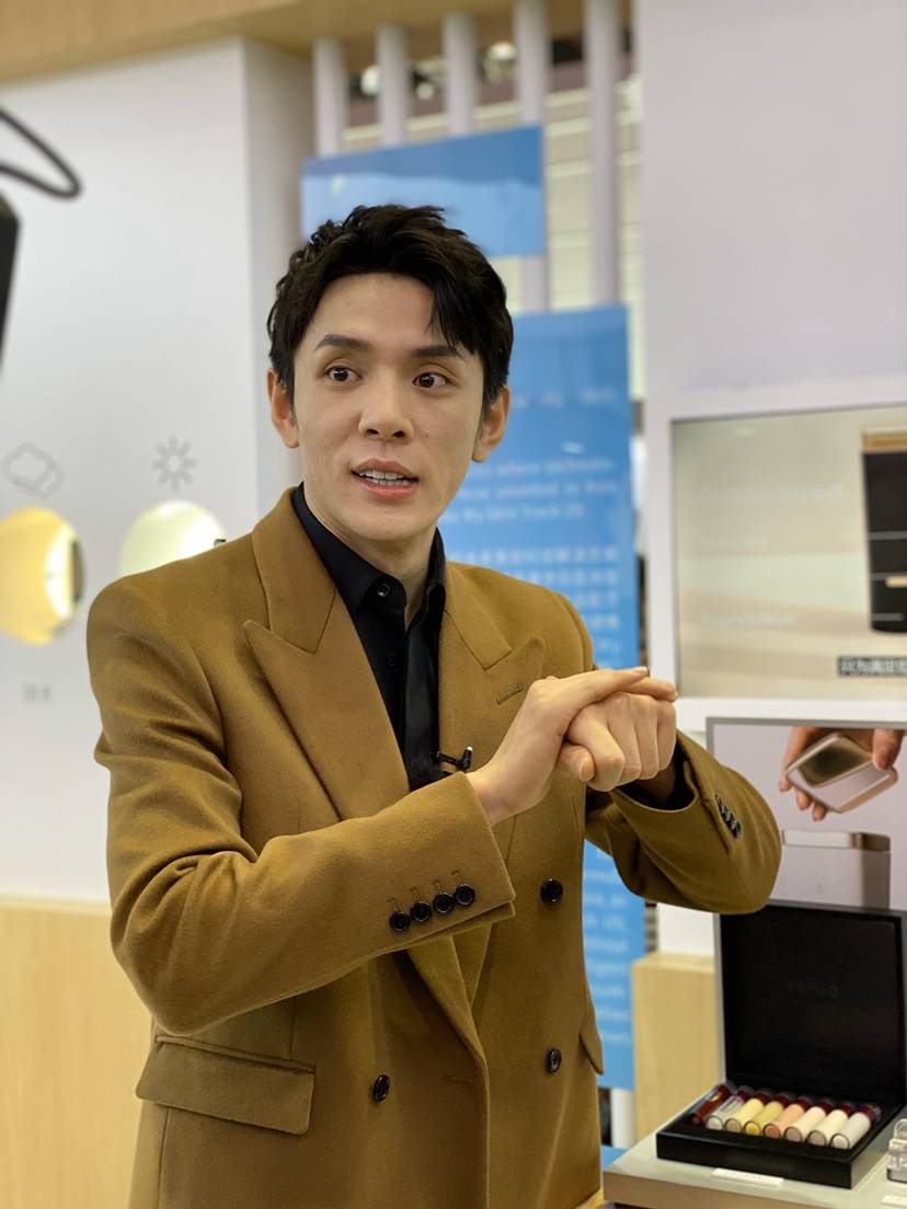 博会|虚拟化妆师、发质检测仪、“金鹰女神”裙，这届进博会够时尚