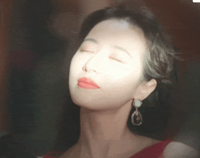 嘴唇看上去饱满诱人, 想拥有像周雨彤一样好的状态, 自然离不开日常