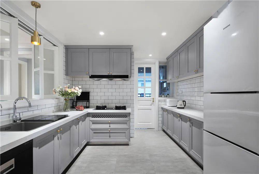 银灰色的整体橱柜让厨房也带着满满的高级优雅感,而且这个宽敞的厨房