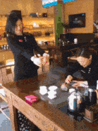 搞笑GIF趣图:大哥,娶了这么好的老婆,你真的好幸福!