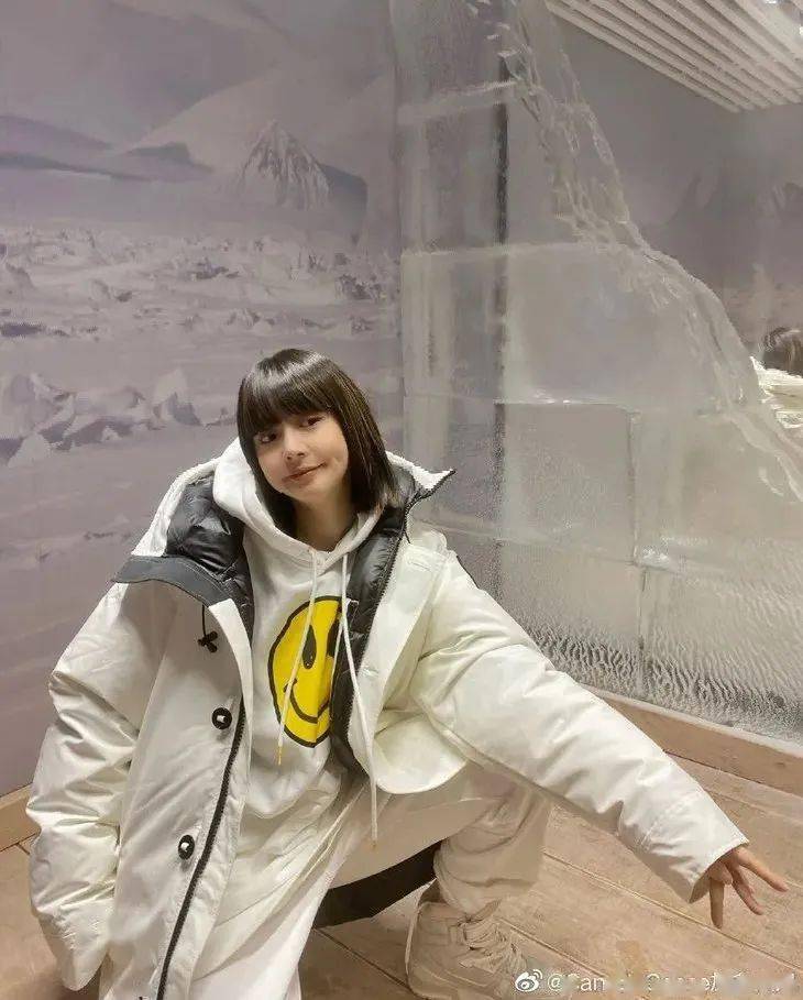 周冬雨|女孩们，撑得很累吧......像周冬雨一样套羽绒服不好吗！？