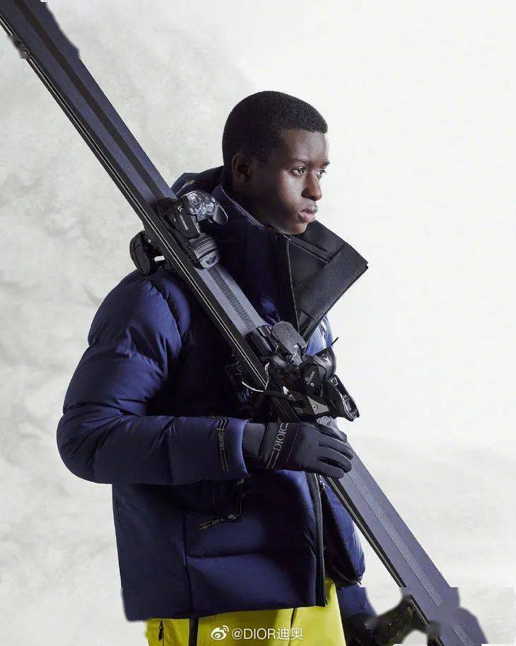 周冬雨|女孩们，撑得很累吧......像周冬雨一样套羽绒服不好吗！？