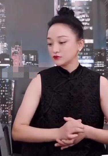 周迅|周迅首次做客薇娅直播，手臂粗壮气质富态，发际线有点堪忧