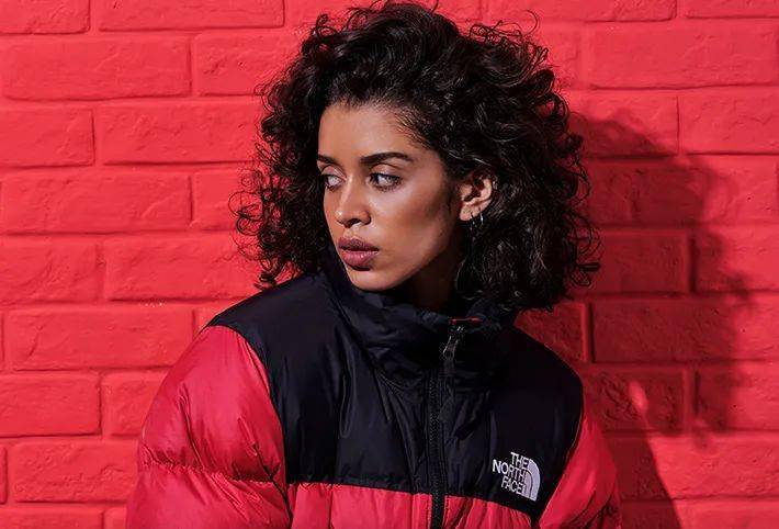 周冬雨|女孩们，撑得很累吧......像周冬雨一样套羽绒服不好吗！？