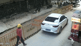 驶过厚街环冈市场附近路面,突然失控撞倒一辆停在路边的电动自行车