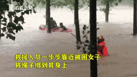 消防车赶到现场时, 看到一辆三轮车被湍急洪水冲到了河里, 被两棵