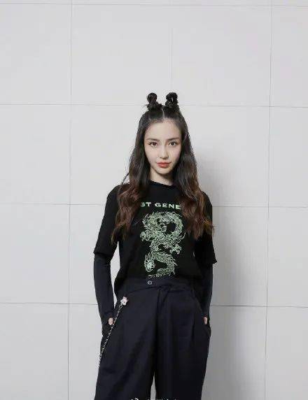 发型|杨超越的粉裙子太土气？被喷表演个寂寞的她要靠发型扳回一城！