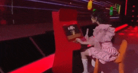 发型|杨超越的粉裙子太土气？被喷表演个寂寞的她要靠发型扳回一城！