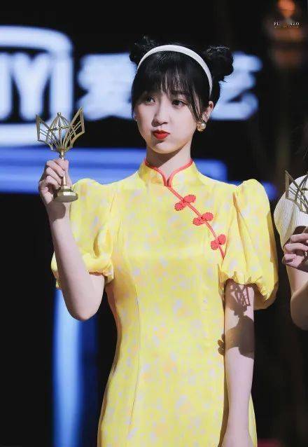 发型|杨超越的粉裙子太土气？被喷表演个寂寞的她要靠发型扳回一城！