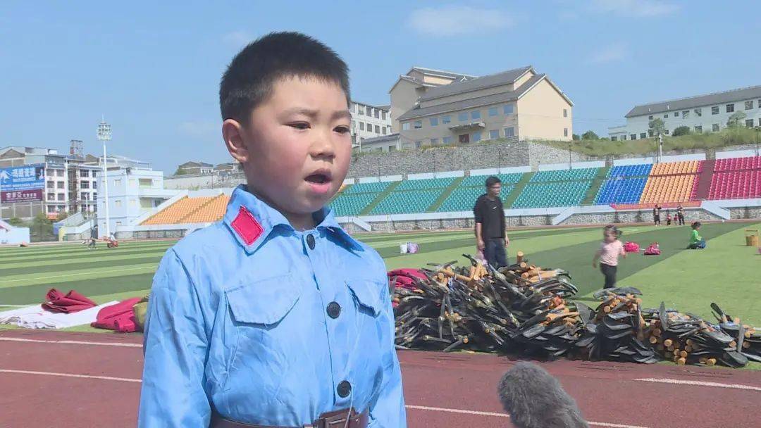 幼儿园小朋友:谭震宇现场采访耕田,背肥料,抬水,插秧比赛现场大生产