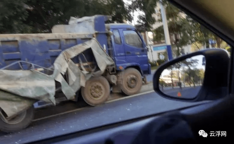 云浮环市西路,蓝色货车,铲上花基._事故