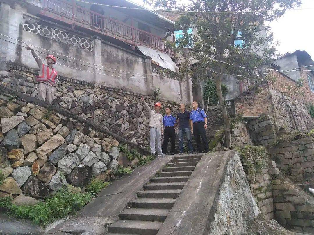 福安天马山山脚下,这12座裸房外立面被改造成白墙蓝瓦
