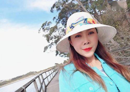54岁田震近照变化大，红色短发颠覆形象，无子无