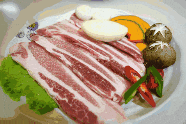 图片来源:soogif 不吃主食,只吃蔬菜沙拉能减肥吗?