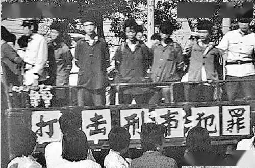 83年第一次严打:唐山菜刀队50多人被处决,他们当时干啥了