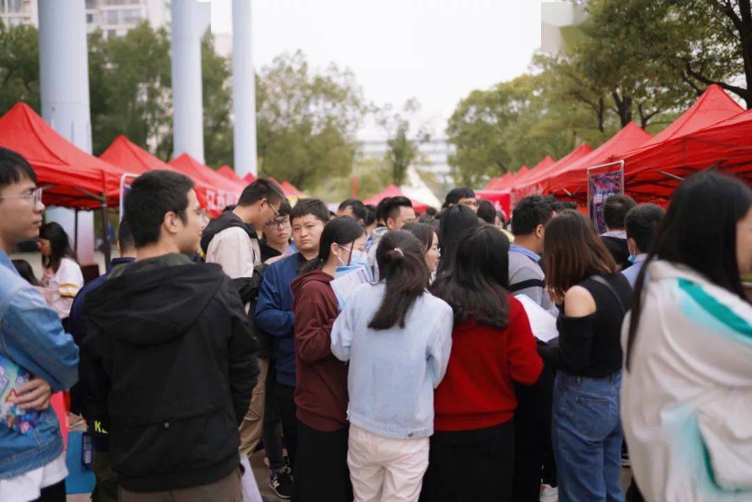 活动现场盛况会场布置线上线下宣传对接企业为了支持此次招聘会的