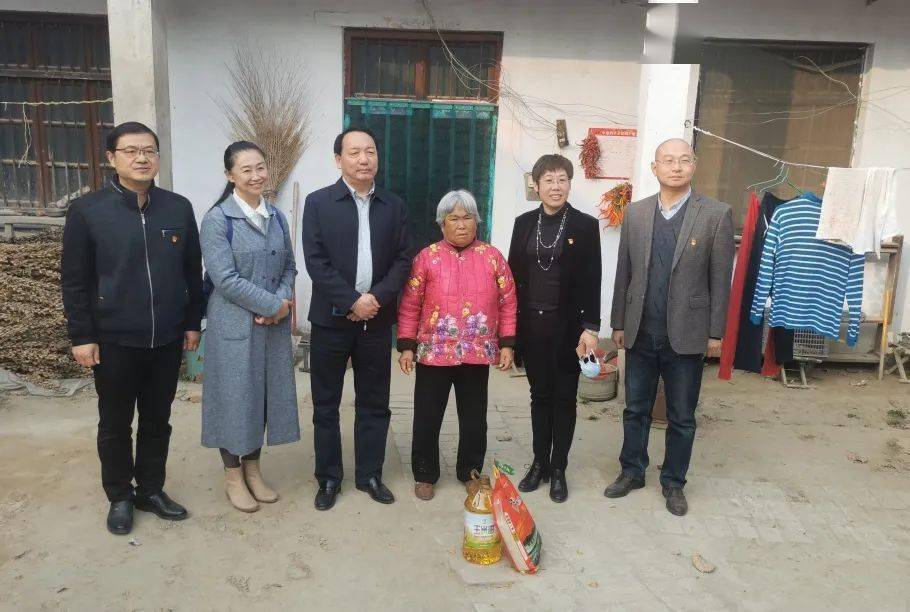 开封市第十四中学校长黄海燕、副书记李国勤带着慰问品，来到帮扶贫困户杞县罗寨村村民李昌兰的家中进行慰问