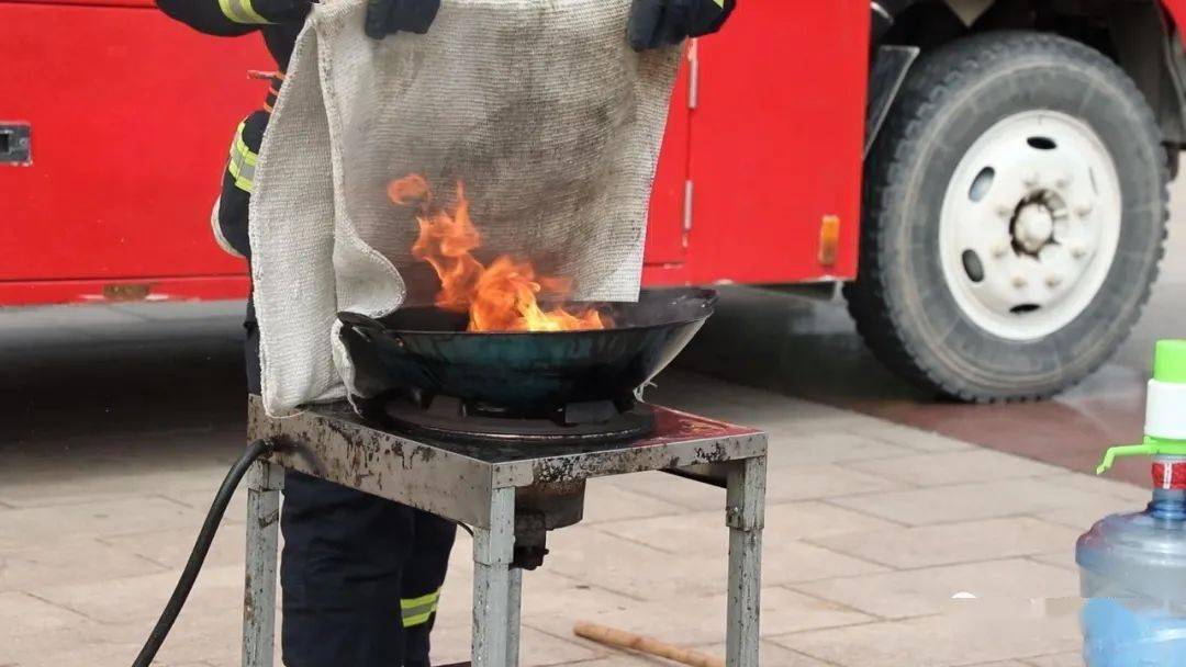 油锅起火,往里面加冷油能灭火? 是"火上加油",还是真有效?