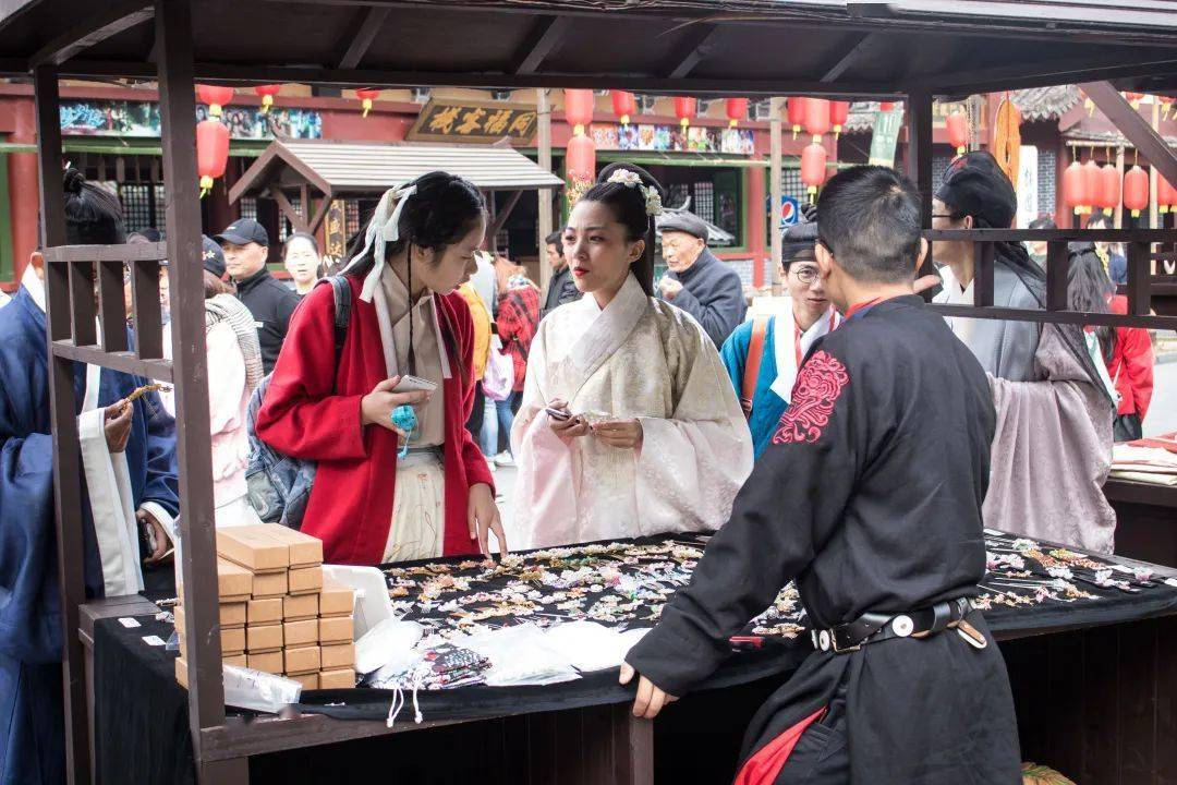 往届中华礼乐大会,在清明上河图举办的汉风集市