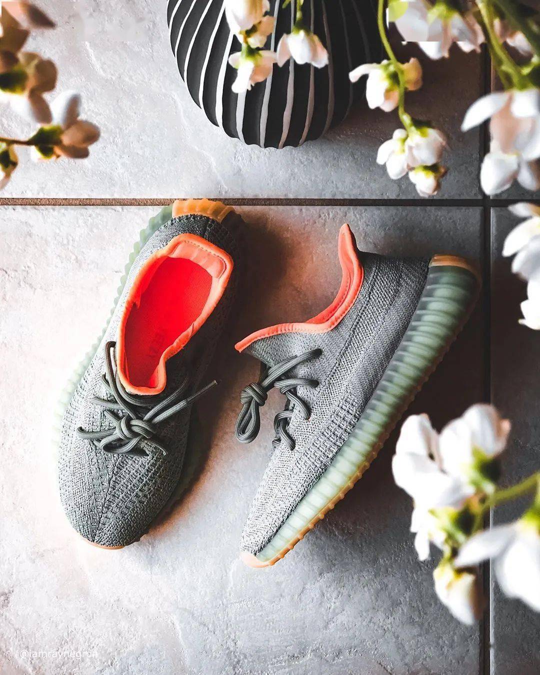 Boost|抄底 Yeezy 350 V2 就现在！白斑马历史新低！但有几双逆风起飞！